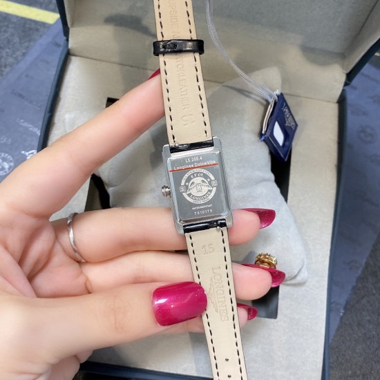 浪琴表黛绰维纳系列石英女士腕表,意式生活邂后现代优雅,精致优雅知性,高端配置,搭配进口石英机芯,拱形双卜蓝宝石玻璃镜面,精钢表壳,进口牛皮表带,表盘尺寸:20.8✖30mm 浪琴表黛绰维纳系列石英女士腕表,意式生活邂后现代优雅,精致优雅知性,高端配置,搭配进口石英机芯,拱形双卜蓝宝石玻璃镜面,精钢表壳,进口牛皮表带,表盘尺寸:20.8✖30mm