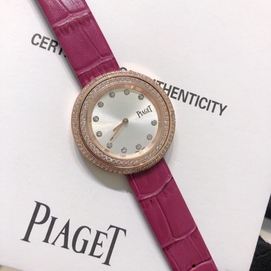 实拍 伯爵-PIAGET 女士腕表 瑞士石英机芯 316L精钢表壳 真牛皮表带 尺寸34*8mm 蓝宝石玻璃镜面 简约的设计,大胆而多彩的配色,以及旋转表圈是伯爵品牌 Possession腕表的特质所在。通过品牌制表师们天马星空的创意,将各个亮色的表带与贵金属、钻石、精钢材质相融,通过圆形盘面的演绎,令全新的 Possession腕表越发闪耀夺目,给人眼前一亮之感。 实拍 伯爵-PIAGET 女士腕表 瑞士石英机芯 316L精钢表壳 真牛皮表带 尺寸34*8mm 蓝宝石玻璃镜面 简约的设计,大胆而多彩的配色,以及旋转表圈是伯爵品牌 Possession腕表的特质所在。通过品牌制表师们天马星空的创意,将各个亮色的表带与贵金属、钻石、精钢材质相融,通过圆形盘面的演绎,令全新的 Possession腕表越发闪耀夺目,给人眼前一亮之感。