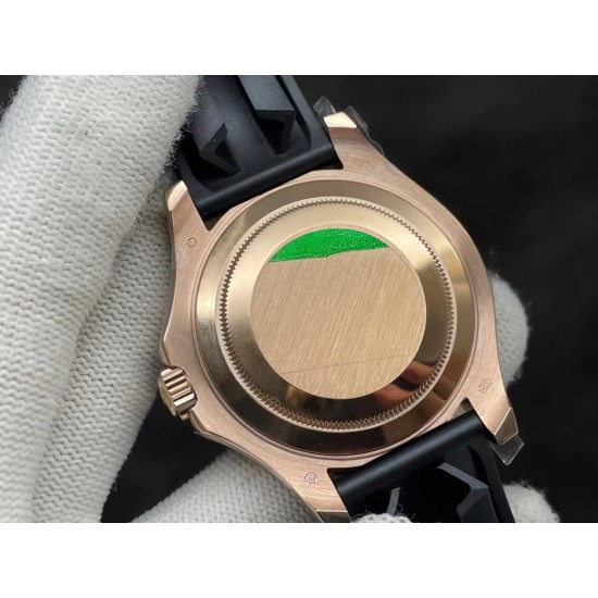 升级版全新到货，劳力士ROLEX游艇名仕型「116655」装载3135机芯，40mm 316L精钢表壳铸造18ct永恒玫瑰金，双向旋转60分钟刻度外圈配哑黑色Cerachrom陶质圈口，凸显抛光立体数字！新款Pyesterflex橡胶表带亦配备蚝式保险扣，人性化二级可剪设计，佩戴稳固从而更加舒适！字面刻度填充进口Chromalight长效果蓝色物料！原装保护胶罩，可检验圈口的外径尺寸是否与原装一致。超级复刻，只有少量，速度要快，动作要帅[机智]现下单外赠一副橡胶表带。