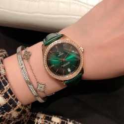 ★实拍 欧米茄-OMEGA 欧米茄碟飞名典系列 女士腕表 欧米茄名典腕表诞生于1949年，其纤薄而典雅的金质表壳别具一格，内部搭载的超薄机芯极具传奇色彩。渐变色弧面表盘，搭配抛光18K金指针，6点位设置有日历窗口，34mm玫瑰金表壳配以多色双面意大利牛皮表带。低调的奢华，简约而不简单.