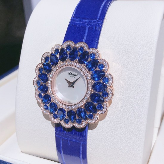 实拍 萧邦-Chopard❥ Precious Chopard系列❥瑞士石英机芯❥蓝宝石玻璃镜面❥表壳直径约36mm 厚度约8mm❥今年以“舞会”为主题,推出Precious Chopard系列高级珠宝与珠宝表新作。以钻石和多种彩色贵重宝石为Precious Chopard系列珠宝装饰出华丽的外衣,由最出色的珠宝师以卓绝工艺精心制作,散发出盛大晚会的恢宏气势。 实拍 萧邦-Chopard❥ Precious Chopard系列❥瑞士石英机芯❥蓝宝石玻璃镜面❥表壳直径约36mm 厚度约8mm❥今年以“舞会”为主题,推出Precious Chopard系列高级珠宝与珠宝表新作。以钻石和多种彩色贵重宝石为Precious Chopard系列珠宝装饰出华丽的外衣,由最出色的珠宝师以卓绝工艺精心制作,散发出盛大晚会的恢宏气势。