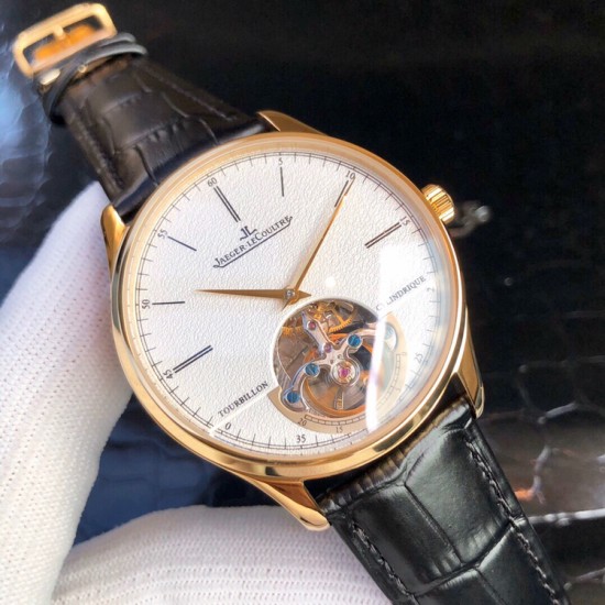 积家(Jaeger-LeCoultre)男士腕表,6字位置置设陀飞轮装置,精美的摆轮与擒纵轮不断的摆动,表盘镶贴了立体锥形的时标刻度 腕表采用42mm精钢材质! 积家(Jaeger-LeCoultre)男士腕表,6字位置置设陀飞轮装置,精美的摆轮与擒纵轮不断的摆动,表盘镶贴了立体锥形的时标刻度 腕表采用42mm精钢材质!