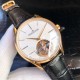 积家(Jaeger-LeCoultre)男士腕表,6字位置置设陀飞轮装置,精美的摆轮与擒纵轮不断的摆动,表盘镶贴了立体锥形的时标刻度 腕表采用42mm精钢材质! 积家(Jaeger-LeCoultre)男士腕表,6字位置置设陀飞轮装置,精美的摆轮与擒纵轮不断的摆动,表盘镶贴了立体锥形的时标刻度 腕表采用42mm精钢材质!
