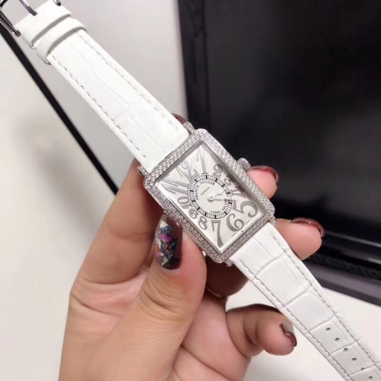 法兰克穆勒-Franck muller- 全新款升级版长岛系列 女士腕表 进口石英机芯 316L精钢表壳 真牛皮表带 本款腕表备受时尚女性喜爱,在不同的场合映耀着她们各自的独特个性与迷人风华 法兰克穆勒-Franck muller- 全新款升级版长岛系列 女士腕表 进口石英机芯 316L精钢表壳 真牛皮表带 本款腕表备受时尚女性喜爱,在不同的场合映耀着她们各自的独特个性与迷人风华