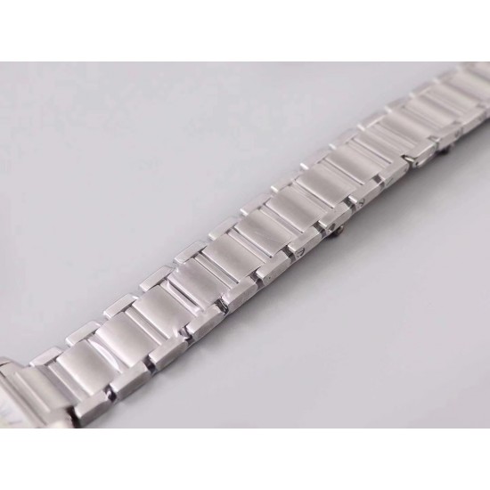 实拍 8848F出品卡地亚法国坦克!瑞士石英机芯,尺寸~25.35*20.3mm,其他的就不作多介绍了,均可官网查阅,下面我来讲讲它的迷人之处,坦克腕表家族中女性最喜欢的一个系列。首先正像坦克与履带的不可分离,法国坦克腕表的履带式表链不仅像一款简练的手镯将金属的光泽绽放无余,也更好的融合了坦克系列棱角分明、锐利的表壳边缘,二者的结合不仅使表款风格上有个完整的统一性,更是对坦克腕表系列的自由精神的完美诠释,因此法国坦克可谓是卡地亚坦克腕表系列之中的经典之作!保卡、吊牌、表带膜和外包装都有贴标型号!下手要快! 实拍 8848F出品卡地亚法国坦克!瑞士石英机芯,尺寸~25.35*20.3mm,其他的就不作多介绍了,均可官网查阅,下面我来讲讲它的迷人之处,坦克腕表家族中女性最喜欢的一个系列。首先正像坦克与履带的不可分离,法国坦克腕表的履带式表链不仅像一款简练的手镯将金属的光泽绽放无余,也更好的融合了坦克系列棱角分明、锐利的表壳边缘,二者的结合不仅使表款风格上有个完整的统一性,更是对坦克腕表系列的自由精神的完美诠释,因此法国坦克可谓是卡地亚坦克腕表系列之中的经典之作!保卡、吊牌、表带膜和外包装都有贴标型号!下手要快!