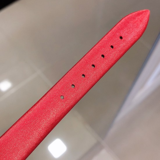 实拍 宝玑-Bregute、那不勒斯皇后系列瑞士石英搭配娟丝小牛皮 经过宝玑的再次演绎,已经成为了一件艺术品。充满贵族色彩的腕表设计渊源,还有宝玑引以为傲的制表工艺,都无不让人称奇与称赞。这款奢华复古的腕表散发着独特的魔力,悄悄走进了女人的心中,成为了她们梦寐以求的宝物之一! 实拍 宝玑-Bregute、那不勒斯皇后系列瑞士石英搭配娟丝小牛皮 经过宝玑的再次演绎,已经成为了一件艺术品。充满贵族色彩的腕表设计渊源,还有宝玑引以为傲的制表工艺,都无不让人称奇与称赞。这款奢华复古的腕表散发着独特的魔力,悄悄走进了女人的心中,成为了她们梦寐以求的宝物之一!