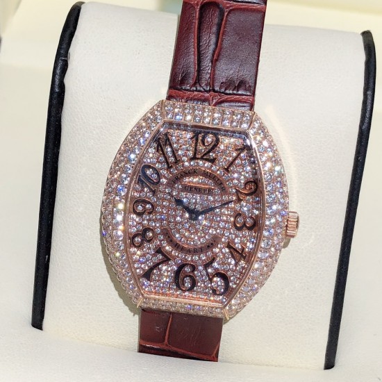 法兰克穆勒-FRANCK MULLER(FM),LADIESCOLLECTION系列,瑞士石英机芯,蓝宝石水晶玻璃,进口意大利牛皮制作仿真鳄鱼皮,光泽度饱满,316精钢镀14k金镶钻,尺寸34x39.5mm、厚度:8.5mm。 法兰克穆勒-FRANCK MULLER(FM),LADIESCOLLECTION系列,瑞士石英机芯,蓝宝石水晶玻璃,进口意大利牛皮制作仿真鳄鱼皮,光泽度饱满,316精钢镀14k金镶钻,尺寸34x39.5mm、厚度:8.5mm。