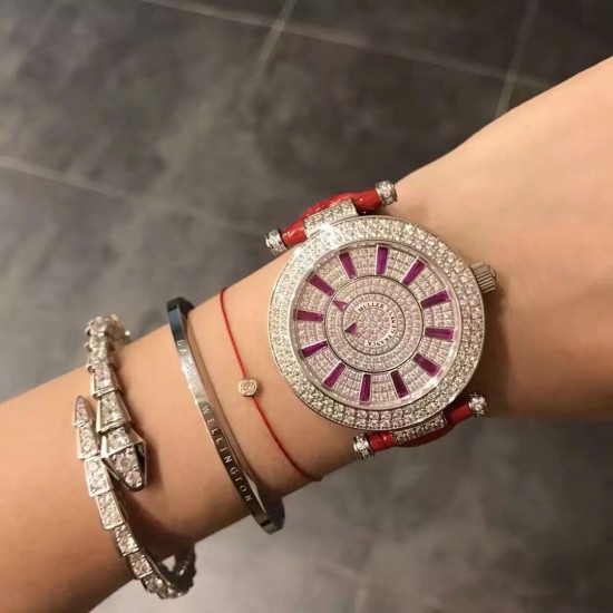 FRANCK MULLER【法兰克•穆勒】神秘时间 玩转表界 2020年新款女式腕表,官网同步更新,奢华的经典著作当属FM出品,纯钢外壳,镶嵌施华洛世奇水晶,高端的奢华与尊贵,经典满钻字面,突破设计风格和寓意深刻,改变需要新形象,你值得拥有。进口2836全自动机械,蓝宝石镜面,亮色真牛皮表带。尺寸大号42mm 小号38mm FRANCK MULLER【法兰克•穆勒】神秘时间 玩转表界 2020年新款女式腕表,官网同步更新,奢华的经典著作当属FM出品,纯钢外壳,镶嵌施华洛世奇水晶,高端的奢华与尊贵,经典满钻字面,突破设计风格和寓意深刻,改变需要新形象,你值得拥有。进口2836全自动机械,蓝宝石镜面,亮色真牛皮表带。尺寸大号42mm 小号38mm