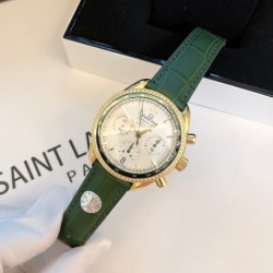 时光淙淙，细品每一刻芳香醇厚。欧米茄超霸系列38mm“卡布奇诺”有着双色的表盘配色，3个椭圆形小表盘的设计也令人眼前一亮。316精钢表壳福独特和欧米茄独特的Sedna️18K金搭配，整个表壳外圈镶钻，显得璀璨耀眼，匠具独心的双重表圈设计将钻石的闪亮光泽与超霸原型表款的运动精神完美融合，简直太显精致时髦感了！如此传奇的它颜值真的超能打，此款配色真的很治愈，不仅颜色百搭，完全不挑肤色！