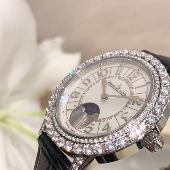 实拍 积家-Jaeger-LeCoultre DAZZLING RENDEZ- VOUS MOON约会系列月相珠宝腕表月之女神,是浪漫与柔美的象征,她掌管着大自然中的潮起潮落和季节更替,是艺术家与诗人们的灵感源泉,在温润莹亮的白色珍珠母贝映衬下,晶莹璀璨的钻石散发出夜空般的静谧之美,表圈镶嵌108颗 钻石,组成两个环绕表壳的同心圆。由36颗以爪镶工艺镶嵌的 钻石组成的外圈,为光芒闪耀的表圈营造出轻盈美妙的质感,尺寸36mm的精钢表壳搭配进口瑞士石英,采用蓝宝石水晶玻璃。 实拍 积家-Jaeger-LeCoultre DAZZLING RENDEZ- VOUS MOON约会系列月相珠宝腕表月之女神,是浪漫与柔美的象征,她掌管着大自然中的潮起潮落和季节更替,是艺术家与诗人们的灵感源泉,在温润莹亮的白色珍珠母贝映衬下,晶莹璀璨的钻石散发出夜空般的静谧之美,表圈镶嵌108颗 钻石,组成两个环绕表壳的同心圆。由36颗以爪镶工艺镶嵌的 钻石组成的外圈,为光芒闪耀的表圈营造出轻盈美妙的质感,尺寸36mm的精钢表壳搭配进口瑞士石英,采用蓝宝石水晶玻璃。