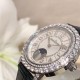 实拍 积家-Jaeger-LeCoultre DAZZLING RENDEZ- VOUS MOON约会系列月相珠宝腕表月之女神,是浪漫与柔美的象征,她掌管着大自然中的潮起潮落和季节更替,是艺术家与诗人们的灵感源泉,在温润莹亮的白色珍珠母贝映衬下,晶莹璀璨的钻石散发出夜空般的静谧之美,表圈镶嵌108颗 钻石,组成两个环绕表壳的同心圆。由36颗以爪镶工艺镶嵌的 钻石组成的外圈,为光芒闪耀的表圈营造出轻盈美妙的质感,尺寸36mm的精钢表壳搭配进口瑞士石英,采用蓝宝石水晶玻璃。 实拍 积家-Jaeger-LeCoultre DAZZLING RENDEZ- VOUS MOON约会系列月相珠宝腕表月之女神,是浪漫与柔美的象征,她掌管着大自然中的潮起潮落和季节更替,是艺术家与诗人们的灵感源泉,在温润莹亮的白色珍珠母贝映衬下,晶莹璀璨的钻石散发出夜空般的静谧之美,表圈镶嵌108颗 钻石,组成两个环绕表壳的同心圆。由36颗以爪镶工艺镶嵌的 钻石组成的外圈,为光芒闪耀的表圈营造出轻盈美妙的质感,尺寸36mm的精钢表壳搭配进口瑞士石英,采用蓝宝石水晶玻璃。