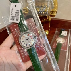 实拍卡地亚蓝气球镶钻系列 全新彩虹钻  搭配祖母绿亮皮独具特色风格的优雅气质 36mm尺寸瑞士石英佩戴舒适 当时间遇见彩虹 玩转夏日小清新表盘上的宝石闪耀着红橙黄绿青蓝紫等斑斓色彩～精心挑选玲珑精巧的宝石组合镶嵌在一起 为腕表赋予了奇异光彩 轻奢艺术感真的很加分☑️超显贵气又时髦！