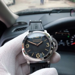 沛纳海 PAM00372 系列：LUMINOR 1950款式：手动机械，47毫米，男士材料：精钢机芯出产厂商：沛纳海机芯 类型：全自动机械瑞士机芯 厚度：5.3毫米摆轮：Glucydur平衡摆轮振频：21600每小时振荡次数 避震：Incabloc避震宝石数：21个零件数：160 三杰精致推荐男士机械休闲商务腕表 SJ为你精心打造超真实实物图拍摄 让你超真实实物图体验（高端瑞士机芯，零返修）