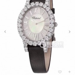 实拍 萧邦  LHEURE DU DIAMANT MEDIUM OVAL 此款LHeure du Diamant 椭圆形切割贝壳雕纹镶钻表盘 环以点缀钻石的表圈 优雅气韵 时尚风格和萧邦精湛的手工艺尽显无遗 光华耀眼