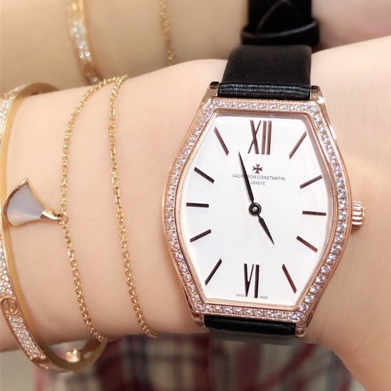 实拍 江诗丹顿-Vacheron Constantin 作为世界上历史悠久的钟表制造商从未停止生产,秉承悉力以赴,精益求精的品牌座右铭,其中有一款-Malte系列25530/000R-9742,经典酒桶型婉表,防磨水晶镜面,内部经反光处理,配置瑞士原装石英机芯,尺寸28.40*38.67毫米,厚度7.28毫米。表壳电镀18K白金/玫瑰金,表带有布绢带,牛皮带两种选择,针扣配带.市面最高版本,你值得拥有! 实拍 江诗丹顿-Vacheron Constantin 作为世界上历史悠久的钟表制造商从未停止生产,秉承悉力以赴,精益求精的品牌座右铭,其中有一款-Malte系列25530/000R-9742,经典酒桶型婉表,防磨水晶镜面,内部经反光处理,配置瑞士原装石英机芯,尺寸28.40*38.67毫米,厚度7.28毫米。表壳电镀18K白金/玫瑰金,表带有布绢带,牛皮带两种选择,针扣配带.市面最高版本,你值得拥有!