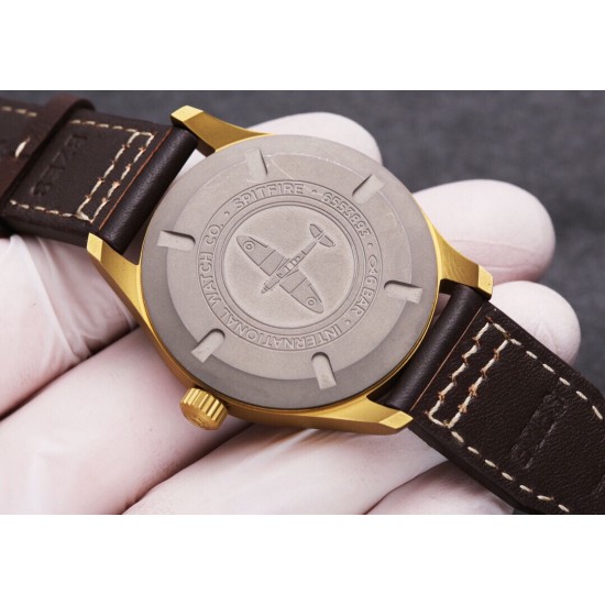 IWC 万国 喷火战机系列,日本全自动机械腕表,现震撼来袭,越带越有质感,尺寸39mm!后盖镌刻有“喷火战机”图案。栩栩如生,棕色意大利小牛皮表带! IWC 万国 喷火战机系列,日本全自动机械腕表,现震撼来袭,越带越有质感,尺寸39mm!后盖镌刻有“喷火战机”图案。栩栩如生,棕色意大利小牛皮表带!