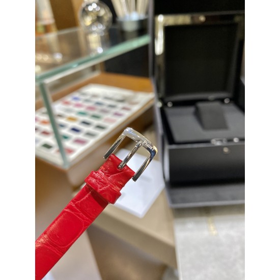 全网女生听我的!买它…❤️。 伯爵“时来运转”顶级奢侈品入门款精致的 29mm尺寸大小!第一眼看到它的时候我一眼就中,首先是外观设计足够百搭,➕上外层一圈可来回转动 很有寓意、一起“转动,遇见非凡”。上手很秀气,彩色鳄鱼皮可轻松拆卸 看上去就高端,机芯采用瑞士进口石英机芯,螺旋式表圈316L精钢打磨抛光 表面光亮如镜、表盘内圈钻石刻度 11颗⭕️圆形美钻(约0.07克拉)外圈一颗圆形美钻(约0.05克拉) 全网女生听我的!买它…❤️。 伯爵“时来运转”顶级奢侈品入门款精致的 29mm尺寸大小!第一眼看到它的时候我一眼就中,首先是外观设计足够百搭,➕上外层一圈可来回转动 很有寓意、一起“转动,遇见非凡”。上手很秀气,彩色鳄鱼皮可轻松拆卸 看上去就高端,机芯采用瑞士进口石英机芯,螺旋式表圈316L精钢打磨抛光 表面光亮如镜、表盘内圈钻石刻度 11颗⭕️圆形美钻(约0.07克拉)外圈一颗圆形美钻(约0.05克拉)