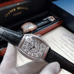 法兰克穆勒-Franck Muller 深受时尚男士及众多明星追捧的顶级腕表品牌，法兰克穆勒的标志性特征是其酒桶型表壳和夸张的弧度设计敖，采用手工镶砖手法制作，同时也拥有精湛的制表工艺，搭配全自动日本机械机芯，法兰克穆勒手表凝聚了无限心血、承载了无尽情感，是鉴赏家眼中出类拔萃敖、独一无二的完美杰作。尺寸55mmx42mmx13。FM-club™ 倾情推荐❗️
