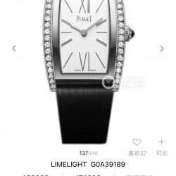 实拍 PlAGET-伯爵 Limelight酒桶形系列！尺寸27 x 38毫米。镶饰方形美钻。黑色陶瓷表冠。表扣镶饰13颗圆形美钻。蓝宝石水晶玻璃。这款Limelight酒桶形腕表犹如一套女装晚礼服，其白金表壳的每一面都镶饰着两行排列整齐的圆形美钻，将奢华优雅演绎得淋漓尽致。黑色的陶瓷表冠与黑色丝缎表带彼此呼应，形成了绝妙的搭配。银色的表盘泛着彩虹的光晕，而精巧纤细的黑色罗马数字时标则记录着光阴的流转，一览无遗。请认准独家细节品质。