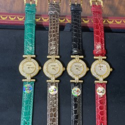 鳄鱼皮新品发布 奢华版满天星镶钻表盘卡地亚小旋风must de小金表vintage中古断货王，性价比高闭眼入。神仙颜值美绝trinity，小孩子才做选择，成年人都是all in![色]表径24mm，超薄厚度5.8mm，搭载瑞士石英机芯，罗马刻度奶油盘，简洁大两针，后镶天然美钻搭配鳄鱼皮表带更奢华超级闪。可仙可盐可甜，精致优雅上手绝美。时尚是一个经典的轮回～说不定今年的复古风，你就是走得最驾轻就熟的一个。推荐指数：⭐⭐⭐⭐⭐