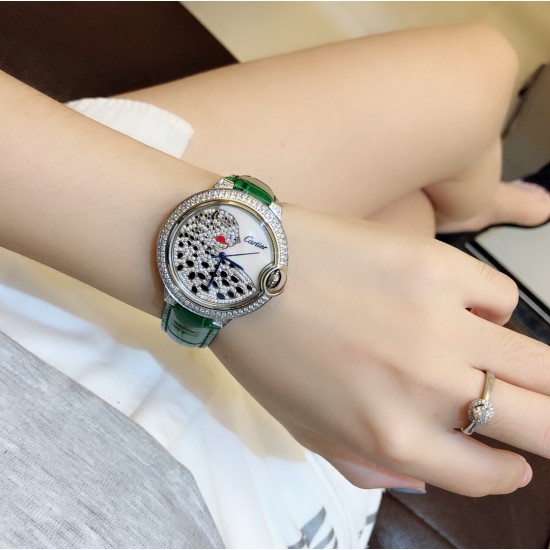 卡地亚 Cartier Ballon Bleu 蓝气球豹子系列腕表。316L精钢材质,瑞士石英机芯,瑰丽的腕表上搭配方形并缀有阳光放射纹的表盘,饰以密镶满钻的猎豹造型,豹脸的上方闪耀着电气石眼睛、黑漆斑纹以及时间显示因应移动上盖而显现或隐藏,如气球般轻盈、如蓝宝石般湛蓝,百搭典雅、奢华极致你值得拥有!!尺寸36mm*12mm。 卡地亚 Cartier Ballon Bleu 蓝气球豹子系列腕表。316L精钢材质,瑞士石英机芯,瑰丽的腕表上搭配方形并缀有阳光放射纹的表盘,饰以密镶满钻的猎豹造型,豹脸的上方闪耀着电气石眼睛、黑漆斑纹以及时间显示因应移动上盖而显现或隐藏,如气球般轻盈、如蓝宝石般湛蓝,百搭典雅、奢华极致你值得拥有!!尺寸36mm*12mm。