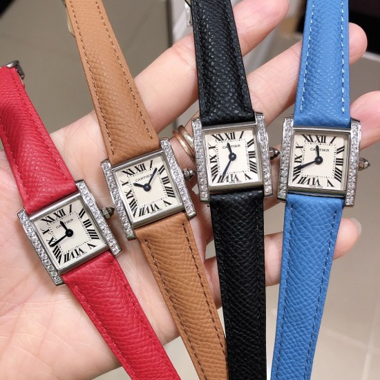 实拍卡地亚-CARTIER2020最新卡地亚法国坦克Cartier Tank Franaise系列,一款百搭性价比又高的手表 搭配全新专柜欧版风格定制的原厂表带,进口瑞士石英机芯。八角形表冠,镶嵌一颗凸圆形合成尖晶石,剑形蓝钢指针,蓝宝石水晶镜面,采用与原装一致的实心内罩,尺寸:25 x 20mm。佩戴舒适柔软服帖,上手显得高贵又典雅,很气质很女人独家货源。 实拍卡地亚-CARTIER2020最新卡地亚法国坦克Cartier Tank Franaise系列,一款百搭性价比又高的手表 搭配全新专柜欧版风格定制的原厂表带,进口瑞士石英机芯。八角形表冠,镶嵌一颗凸圆形合成尖晶石,剑形蓝钢指针,蓝宝石水晶镜面,采用与原装一致的实心内罩,尺寸:25 x 20mm。佩戴舒适柔软服帖,上手显得高贵又典雅,很气质很女人独家货源。