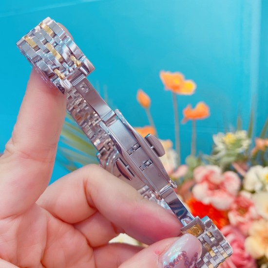 专柜同步发售欧米茄(OMEGA) 【精湛品质-女神专属】-女士精品腕表 碟飞典雅系列 原版复刻1:1,表款堪称是系列中最迷人的表款之一,尽显优雅气质与低调奢华,顶端表壳以316精钢打造,搭载日本进口西铁城机械 零返修 来自进口316钢表带 历经多道工序,防汗水,耐腐蚀 表盘-蓝宝石高清镜面 壳身整体超强立体感 精雕细琢,卓绝技艺 品质保证 尺寸:32mm厚11mm 时尚百搭,精致华贵呈现自然魅力 专柜同步发售欧米茄(OMEGA) 【精湛品质-女神专属】-女士精品腕表 碟飞典雅系列 原版复刻1:1,表款堪称是系列中最迷人的表款之一,尽显优雅气质与低调奢华,顶端表壳以316精钢打造,搭载日本进口西铁城机械 零返修 来自进口316钢表带 历经多道工序,防汗水,耐腐蚀 表盘-蓝宝石高清镜面 壳身整体超强立体感 精雕细琢,卓绝技艺 品质保证 尺寸:32mm厚11mm 时尚百搭,精致华贵呈现自然魅力