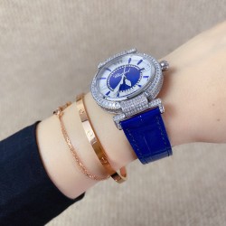 ★实拍 萧邦 CHOPARD IMPERIALE 系列腕表。独特风格带您走进一个新阶段并且成功塑造了崇尚自我表达和与众不同的生活化概念，316精钢材质，此表款全手工镶嵌施华洛世奇水晶钻，成为了美式奢侈生活风格的代表！进口石英机芯以及精细做工，佩戴贴手舒适，设计风格简约明朗。充满奢华璀璨的气息，光彩夺人、让你瞬间提升华丽的气质 ！