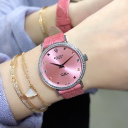 实拍 劳力士2020新品女性腕表 高级腕表ROLEX，一见倾心。劳力士切利尼女款奢华版惊艳上市，表面镶嵌12颗施洛华世奇彩钻，蕴意生命多姿多彩。表盘32尺寸，适配所有女神的手腕。手表搭载进口9015机芯，厚度仅为8毫米，足够薄，让您佩戴更舒适！