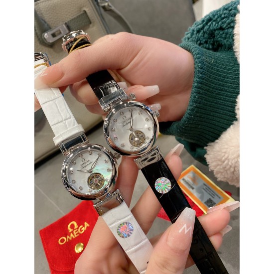 全新欧米茄Ladymatic系列陀飞轮升级版闪亮登场✨‼️采用天然珍珠贝母飞轮表盘、以简约大方的外形备受现代女性青睐。搭配全自动机械机芯,走时稳定,拱形蓝宝石镜面,316L精钢材质,完美演绎。多色进口意大利鳄鱼纹路真牛皮表带和316精钢表带可供选择!绝对是女装机械表里的天花板尺寸35mm12mm 全新欧米茄Ladymatic系列陀飞轮升级版闪亮登场✨‼️采用天然珍珠贝母飞轮表盘、以简约大方的外形备受现代女性青睐。搭配全自动机械机芯,走时稳定,拱形蓝宝石镜面,316L精钢材质,完美演绎。多色进口意大利鳄鱼纹路真牛皮表带和316精钢表带可供选择!绝对是女装机械表里的天花板尺寸35mm12mm