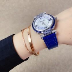 ★实拍 萧邦 CHOPARD IMPERIALE 系列腕表。独特风格带您走进一个新阶段并且成功塑造了崇尚自我表达和与众不同的生活化概念，316精钢材质，此表款全手工镶嵌施华洛世奇水晶钻，成为了美式奢侈生活风格的代表！进口石英机芯以及精细做工，佩戴贴手舒适，设计风格简约明朗。充满奢华璀璨的气息，光彩夺人、让你瞬间提升华丽的气质 ！