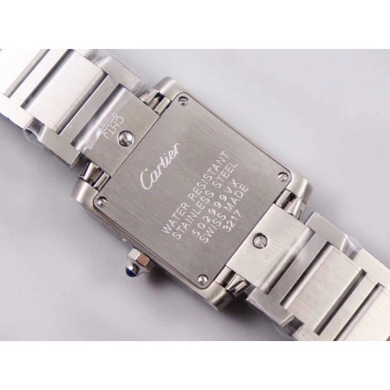 实拍 8848F出品卡地亚法国坦克!瑞士石英机芯,尺寸~25.35*20.3mm,其他的就不作多介绍了,均可官网查阅,下面我来讲讲它的迷人之处,坦克腕表家族中女性最喜欢的一个系列。首先正像坦克与履带的不可分离,法国坦克腕表的履带式表链不仅像一款简练的手镯将金属的光泽绽放无余,也更好的融合了坦克系列棱角分明、锐利的表壳边缘,二者的结合不仅使表款风格上有个完整的统一性,更是对坦克腕表系列的自由精神的完美诠释,因此法国坦克可谓是卡地亚坦克腕表系列之中的经典之作!保卡、吊牌、表带膜和外包装都有贴标型号!下手要快! 实拍 8848F出品卡地亚法国坦克!瑞士石英机芯,尺寸~25.35*20.3mm,其他的就不作多介绍了,均可官网查阅,下面我来讲讲它的迷人之处,坦克腕表家族中女性最喜欢的一个系列。首先正像坦克与履带的不可分离,法国坦克腕表的履带式表链不仅像一款简练的手镯将金属的光泽绽放无余,也更好的融合了坦克系列棱角分明、锐利的表壳边缘,二者的结合不仅使表款风格上有个完整的统一性,更是对坦克腕表系列的自由精神的完美诠释,因此法国坦克可谓是卡地亚坦克腕表系列之中的经典之作!保卡、吊牌、表带膜和外包装都有贴标型号!下手要快!