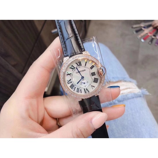 卡地亚 CARTIER 蓝气球奢华系列,316L精钢材质,简约又别具品味,摒弃了现代盛行的繁复华丽的修饰,以简约重新诠释唯美,打造独家高品质,采用高级珍珠贝母制作出表盘,优雅精致高贵气质尽显无漏。尺寸36mm*12mm。 卡地亚 CARTIER 蓝气球奢华系列,316L精钢材质,简约又别具品味,摒弃了现代盛行的繁复华丽的修饰,以简约重新诠释唯美,打造独家高品质,采用高级珍珠贝母制作出表盘,优雅精致高贵气质尽显无漏。尺寸36mm*12mm。