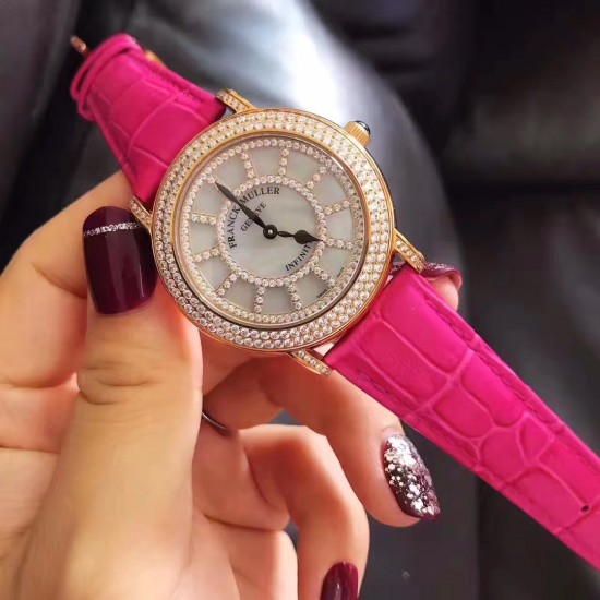 法兰克穆勒Franck muller ⏱FM新款镶钻简约女表✔️表壳表盘均选用进口5A水钻镶嵌、绝不掉钻‼️表盘很立体的双层字面、底层采用高端定制天然母贝、颜色炫彩自然、12个刻度用水钻镶嵌、立体感十足真皮表带、钢壳、进口石英机芯、蓝宝石水晶玻璃镜面、高品质、表盘直径约36毫米❗️这个夏天不离手的时尚单品 法兰克穆勒Franck muller ⏱FM新款镶钻简约女表✔️表壳表盘均选用进口5A水钻镶嵌、绝不掉钻‼️表盘很立体的双层字面、底层采用高端定制天然母贝、颜色炫彩自然、12个刻度用水钻镶嵌、立体感十足真皮表带、钢壳、进口石英机芯、蓝宝石水晶玻璃镜面、高品质、表盘直径约36毫米❗️这个夏天不离手的时尚单品