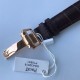 TW出品【高端品质复刻版】伯爵 黑带系列 Piaget BLACK -TIE系列GOA32017 男士腕表 枕形的表壳以不同的几何造型完美和谐地搭配在一起 体现出伯爵匠心独具的创意 造工精湛的机芯不仅拥有时 分和小秒针显示 同时还能区分昼夜 精确显示第二地时间 并配有大型日期显示窗 在设计典雅的表盘上清晰呈现各项功能 尺寸42mm 机芯型号 850P全自动机械 蓝宝石水晶玻璃 进口牛皮 原装折叠扣 是陪伴您外出旅游的最佳旅行腕表 TW出品【高端品质复刻版】伯爵 黑带系列 Piaget BLACK -TIE系列GOA32017 男士腕表 枕形的表壳以不同的几何造型完美和谐地搭配在一起 体现出伯爵匠心独具的创意 造工精湛的机芯不仅拥有时 分和小秒针显示 同时还能区分昼夜 精确显示第二地时间 并配有大型日期显示窗 在设计典雅的表盘上清晰呈现各项功能 尺寸42mm 机芯型号 850P全自动机械 蓝宝石水晶玻璃 进口牛皮 原装折叠扣 是陪伴您外出旅游的最佳旅行腕表