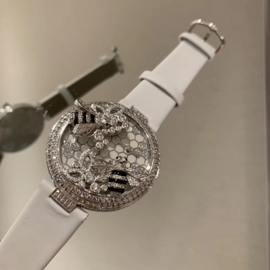 ❤️卡地亚C家白色小蜜蜂创意宝石系列当时看到第一眼就觉得超级可爱!喜欢的赶快拿下吧!整只蜜蜂都是纯手工缝制施华洛钻!光是蜜蜂的大小就调了N次!瑞士石英机芯!40mm的表盘!表带绢丝也是采用原版一致的小薄绒绢丝表带 颜色也是刚刚好的好看!光是为了对版就花费了多少心血 不过换来都是值得的!可以说它是非常完美了!❤️ ❤️卡地亚C家白色小蜜蜂创意宝石系列当时看到第一眼就觉得超级可爱!喜欢的赶快拿下吧!整只蜜蜂都是纯手工缝制施华洛钻!光是蜜蜂的大小就调了N次!瑞士石英机芯!40mm的表盘!表带绢丝也是采用原版一致的小薄绒绢丝表带 颜色也是刚刚好的好看!光是为了对版就花费了多少心血 不过换来都是值得的!可以说它是非常完美了!❤️