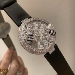 ❤️卡地亚C家白色小蜜蜂创意宝石系列当时看到第一眼就觉得超级可爱！喜欢的赶快拿下吧！整只蜜蜂都是纯手工缝制施华洛钻！光是蜜蜂的大小就调了N次！瑞士石英机芯！40mm的表盘！表带绢丝也是采用原版一致的小薄绒绢丝表带 颜色也是刚刚好的好看！光是为了对版就花费了多少心血 不过换来都是值得的！可以说它是非常完美了！❤️