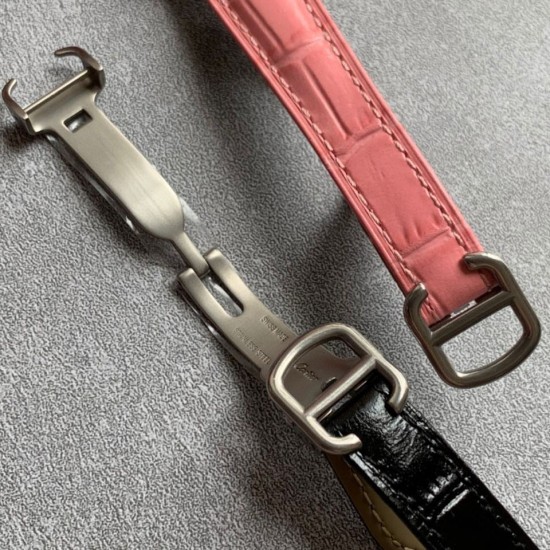 实拍 ♥️新版小牛皮来袭♥️2020最新卡地亚法国坦克Cartier Tank Franaise系列,一款百搭性价比又高的手表 搭配全新专柜欧版风格定制的原厂表带,进口瑞士石英机芯。八角形表冠,镶嵌一颗凸圆形合成尖晶石,剑形蓝钢指针,蓝宝石水晶镜面,采用与原装一致的实心内罩,尺寸:25 x 20mm。佩戴舒适柔软服帖,上手显得高贵又典雅,很气质很女人独家货源。 实拍 ♥️新版小牛皮来袭♥️2020最新卡地亚法国坦克Cartier Tank Franaise系列,一款百搭性价比又高的手表 搭配全新专柜欧版风格定制的原厂表带,进口瑞士石英机芯。八角形表冠,镶嵌一颗凸圆形合成尖晶石,剑形蓝钢指针,蓝宝石水晶镜面,采用与原装一致的实心内罩,尺寸:25 x 20mm。佩戴舒适柔软服帖,上手显得高贵又典雅,很气质很女人独家货源。