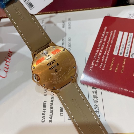 卡地亚蓝气球斑鸠灰荔枝纹皮 限量订制色系到货 灰色一直是时尚界的宠儿 热门色暖暖的浅色调 神仙颜色 好品味的象征!荔枝纹皮饱和度恰到好处,细腻的羊皮戴上手超级柔软舒适关键是超显高档 卡地亚蓝气球黄金豹子镶钻面 奢华贵气十足 实物超美 瑞士石英尺寸36mm 认准独家色系 力荐入手! 卡地亚蓝气球斑鸠灰荔枝纹皮 限量订制色系到货 灰色一直是时尚界的宠儿 热门色暖暖的浅色调 神仙颜色 好品味的象征!荔枝纹皮饱和度恰到好处,细腻的羊皮戴上手超级柔软舒适关键是超显高档 卡地亚蓝气球黄金豹子镶钻面 奢华贵气十足 实物超美 瑞士石英尺寸36mm 认准独家色系 力荐入手!