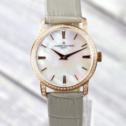 实拍 TK新品江诗丹顿传袭超薄系列-Vacheron Constantin 专为女神打造的，奢华时尚，采用进口316钢表壳，搭配原装进口9015机芯（0返修），天然蓝宝石玻璃镜面，直径33mm，超薄工艺7.8mm，超强防水30米，竹节纹进口小牛皮表带，