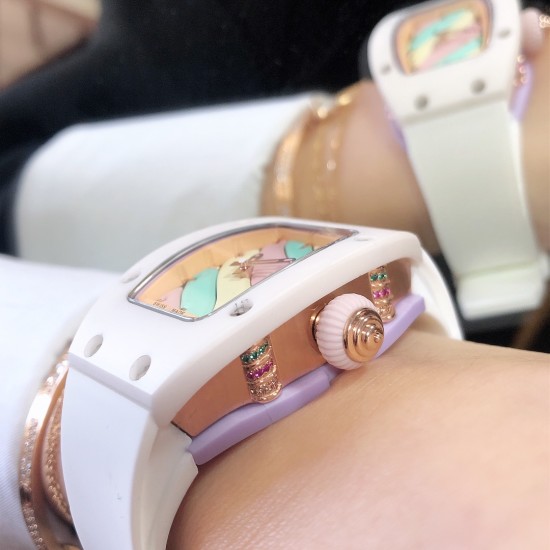 实拍 理查德米勒 RichardMille 糖果棉花糖 最新爆款 bon bon系列最稀有的作品!克服传统工艺打破模式!钟表最受尊敬的技术之一。不是所有人的嫁妆,棉花糖运动曲线和颜色,它们是诱人的。有了理查德米勒,实现了把棉花糖戴在你的手腕上!白色陶瓷加上黄粉绿搪瓷表盘,RM-07柔和的颜色创造了一个组合...甜蜜!糖果店的一次旅行,一个让人难以置信的艺术品。你会戴上它吗? 实拍 理查德米勒 RichardMille 糖果棉花糖 最新爆款 bon bon系列最稀有的作品!克服传统工艺打破模式!钟表最受尊敬的技术之一。不是所有人的嫁妆,棉花糖运动曲线和颜色,它们是诱人的。有了理查德米勒,实现了把棉花糖戴在你的手腕上!白色陶瓷加上黄粉绿搪瓷表盘,RM-07柔和的颜色创造了一个组合...甜蜜!糖果店的一次旅行,一个让人难以置信的艺术品。你会戴上它吗?