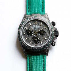 劳力士Rolex Daytona全碳纤维宇宙计时迪通拿横空出世 这款获得瑞士天文台认证的首款全碳纤迪通拿搭载全自动计时7750机械机芯 均调校测试 表盘配蜗形小秒针盘 蓝宝石抗刮损水晶镜面 碳纤维字面 完美复刻 原装同步魔术贴帆布带/橡树胶带 原装扣  更加柔软舒适 方便佩戴 爱不释手的劳力士迪通拿 品不完的一劳永逸！！！