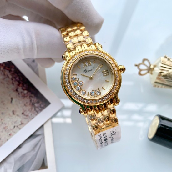 萧邦 Chopard Happy Diamonds 走珠系列腕表。巧妙运用其经典元素,发挥传奇般的大胆创意,展现浓厚的现代气息。天然珍珠贝母表盘搭配罗马、条钉刻度,采用双层玻璃镜面使钻石在表盘悬空游走,进口石英机芯,气质优雅之选,让你举手投足间优雅从容。尺寸32mm*35mm*10mm️ 萧邦 Chopard Happy Diamonds 走珠系列腕表。巧妙运用其经典元素,发挥传奇般的大胆创意,展现浓厚的现代气息。天然珍珠贝母表盘搭配罗马、条钉刻度,采用双层玻璃镜面使钻石在表盘悬空游走,进口石英机芯,气质优雅之选,让你举手投足间优雅从容。尺寸32mm*35mm*10mm️
