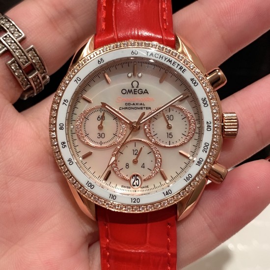 ★实拍 欧米茄-OMEGA 六针超霸系列多功能石英 女士腕表 表盘內设有横向椭圆形小表盘,6点钟位置设有垂直椭圆日历窗口。时针、分针及小秒盘的秒针均经过镀铑处理,( Omega)超霸系列以其标志性的外观设计以及精准走时的机芯品质深受消费者的喜爱。超霸系列的配色款式很多,提供给了消费者很多的选择 ★实拍 欧米茄-OMEGA 六针超霸系列多功能石英 女士腕表 表盘內设有横向椭圆形小表盘,6点钟位置设有垂直椭圆日历窗口。时针、分针及小秒盘的秒针均经过镀铑处理,( Omega)超霸系列以其标志性的外观设计以及精准走时的机芯品质深受消费者的喜爱。超霸系列的配色款式很多,提供给了消费者很多的选择