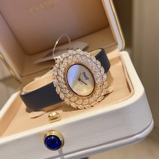 伯爵-PIAGET 全新高级珠宝系列,18K白金.玫瑰金,镶饰两圈马眼型切割美钻一圈22颗(约3.84克拉)-共44颗高级珠宝制作的一大挑战;钻石散发的耀眼光芒,皮带采用轻柔的缎面材质,与钻石造型形成优雅对比。原装尺寸31 X37 mm 伯爵-PIAGET 全新高级珠宝系列,18K白金.玫瑰金,镶饰两圈马眼型切割美钻一圈22颗(约3.84克拉)-共44颗高级珠宝制作的一大挑战;钻石散发的耀眼光芒,皮带采用轻柔的缎面材质,与钻石造型形成优雅对比。原装尺寸31 X37 mm