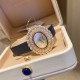 伯爵-PIAGET 全新高级珠宝系列,18K白金.玫瑰金,镶饰两圈马眼型切割美钻一圈22颗(约3.84克拉)-共44颗高级珠宝制作的一大挑战;钻石散发的耀眼光芒,皮带采用轻柔的缎面材质,与钻石造型形成优雅对比。原装尺寸31 X37 mm 伯爵-PIAGET 全新高级珠宝系列,18K白金.玫瑰金,镶饰两圈马眼型切割美钻一圈22颗(约3.84克拉)-共44颗高级珠宝制作的一大挑战;钻石散发的耀眼光芒,皮带采用轻柔的缎面材质,与钻石造型形成优雅对比。原装尺寸31 X37 mm
