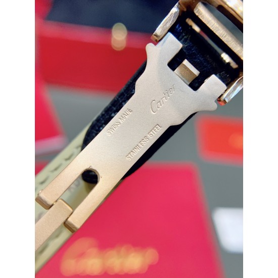 卡地亚-美国坦克-Cartier Tank Amricaine腕表,小号表款,三码合一。采用蓝宝水石晶镜面,瑞士石英机芯。原版开模,精钢表壳,八角形表冠,镶嵌一颗合成蓝色尖晶石,镀银表盘,剑形蓝钢指针,搭配原装光面折叠表扣,采用进口多色小牛皮。腕大表器优雅,深行受家青睐。表壳尺寸:34.80 x 19.00毫米。 卡地亚-美国坦克-Cartier Tank Amricaine腕表,小号表款,三码合一。采用蓝宝水石晶镜面,瑞士石英机芯。原版开模,精钢表壳,八角形表冠,镶嵌一颗合成蓝色尖晶石,镀银表盘,剑形蓝钢指针,搭配原装光面折叠表扣,采用进口多色小牛皮。腕大表器优雅,深行受家青睐。表壳尺寸:34.80 x 19.00毫米。