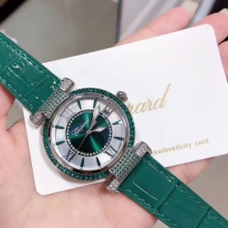 萧邦 CHOPARD IMPERIALE 系列腕表。独特风格带您走进一个新阶段并且成功塑造了崇尚自我表达和与众不同的生活化概念，316精钢材质，此表款全手工镶嵌施华洛世奇水晶钻，成为了美式奢侈生活风格的代表！进口石英机芯以及精细做工，佩戴贴手舒适，设计风格简约明朗。充满奢华璀璨的气息，光彩夺人、让你瞬间提升华丽的气质