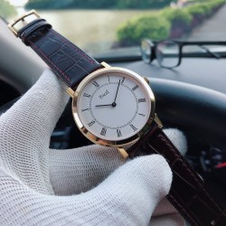 伯爵 PIAGET B0 超薄，直径40厚度8MM，采用改装高品质手翻机芯Cal.1400：原装一致夹板刻字，机芯稳定！蓝宝石水晶镜面，原装比例细节！特别注重手表的大小，弧度，抛光，刻字！ 外壳均采用真空电镀，特别是白金款式光亮不掉色，纯正316进口钢材使整表更有坠感，欢迎比对！双面进口意大利小牛皮和原装扣！ 三十米防水！三杰精致推荐男士超薄机械腕表 SJ为你精心打造超真实实物图拍摄