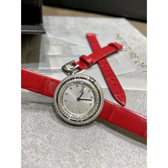 全网女生听我的!买它…❤️。 伯爵“时来运转”顶级奢侈品入门款精致的 29mm尺寸大小!第一眼看到它的时候我一眼就中,首先是外观设计足够百搭,➕上外层一圈可来回转动 很有寓意、一起“转动,遇见非凡”。上手很秀气,彩色鳄鱼皮可轻松拆卸 看上去就高端,机芯采用瑞士进口石英机芯,螺旋式表圈316L精钢打磨抛光 表面光亮如镜、表盘内圈钻石刻度 11颗⭕️圆形美钻(约0.07克拉)外圈一颗圆形美钻(约0.05克拉) 全网女生听我的!买它…❤️。 伯爵“时来运转”顶级奢侈品入门款精致的 29mm尺寸大小!第一眼看到它的时候我一眼就中,首先是外观设计足够百搭,➕上外层一圈可来回转动 很有寓意、一起“转动,遇见非凡”。上手很秀气,彩色鳄鱼皮可轻松拆卸 看上去就高端,机芯采用瑞士进口石英机芯,螺旋式表圈316L精钢打磨抛光 表面光亮如镜、表盘内圈钻石刻度 11颗⭕️圆形美钻(约0.07克拉)外圈一颗圆形美钻(约0.05克拉)